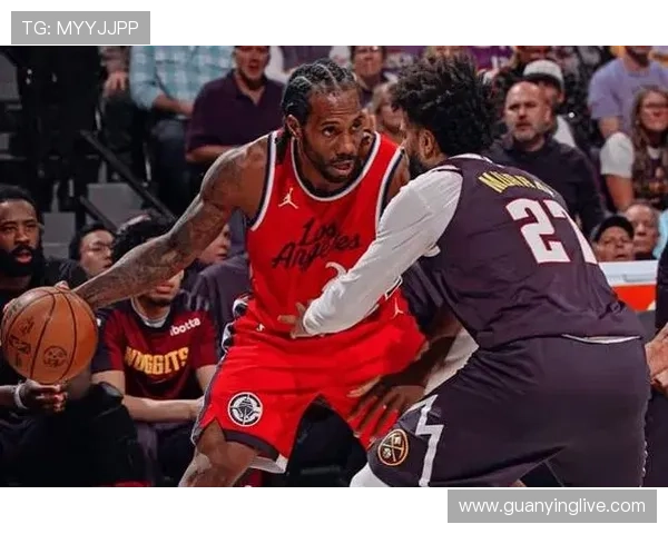 莱昂纳德半场状态火热三分球连中五记砍下18分助球队争胜